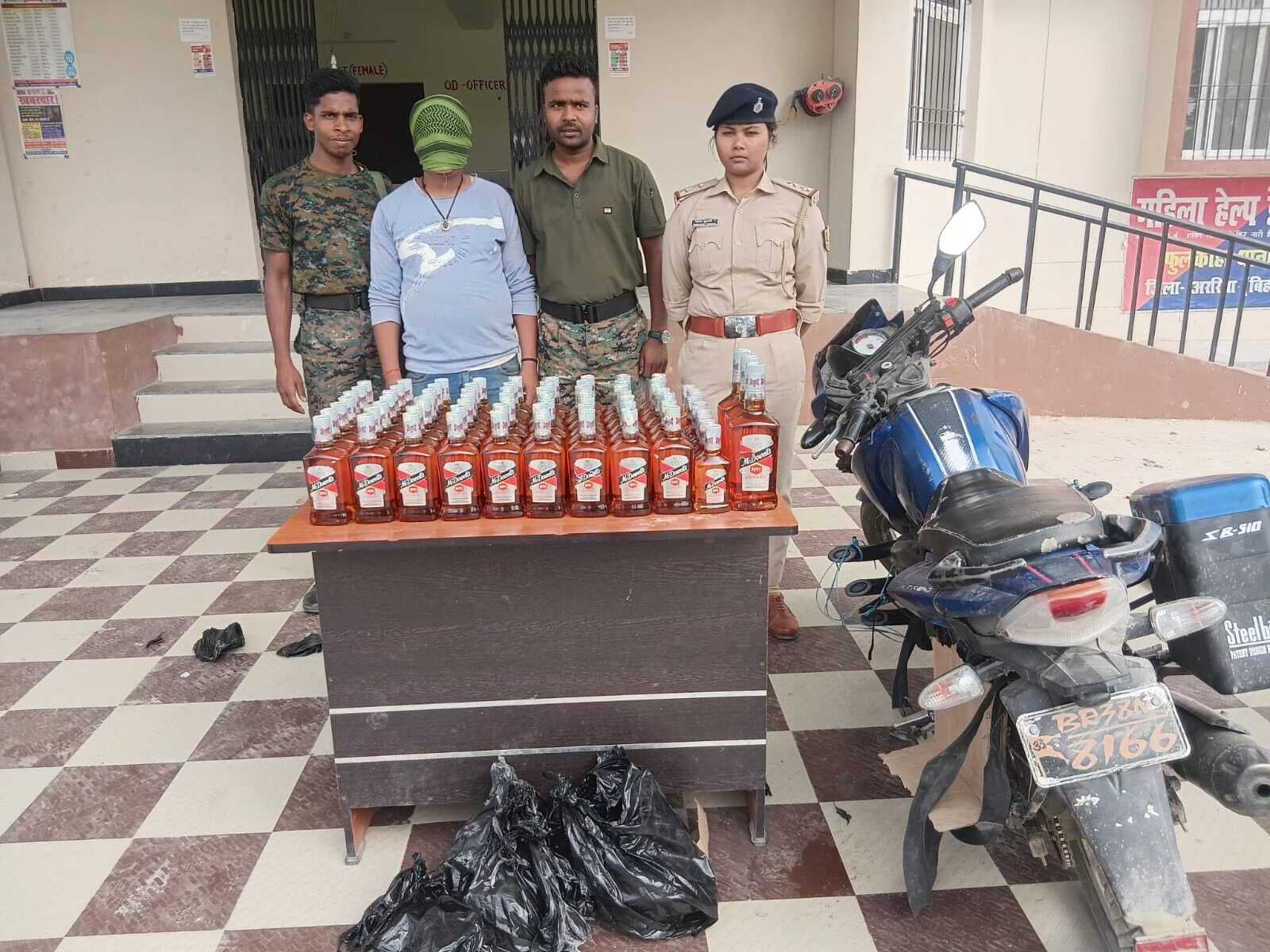 27 लीटर शराब के साथ तस्कर गिरफ्तार