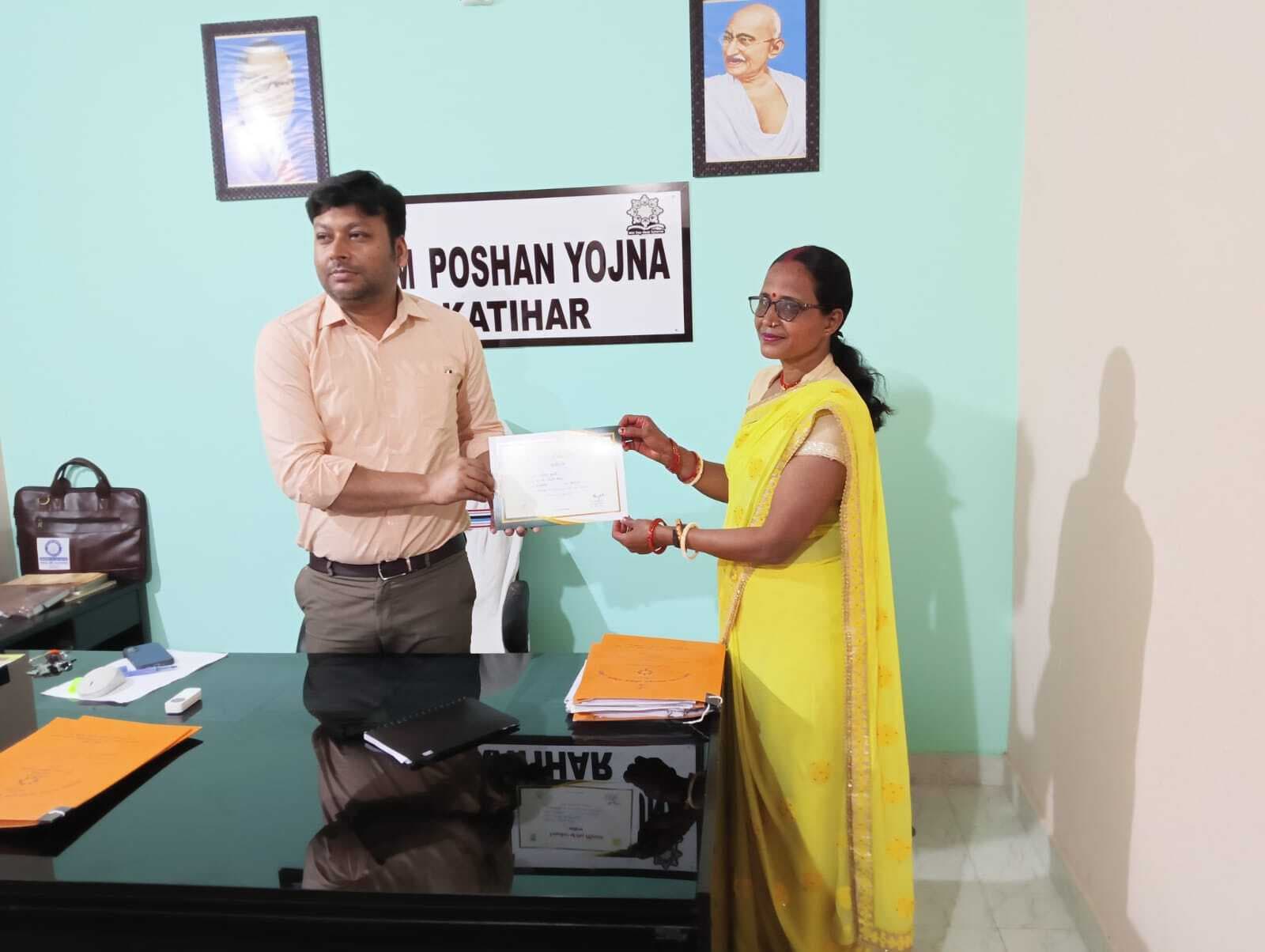 शिक्षिका संगीता कुमारी को मिला टीचर ऑफ द् मंथ अवार्ड