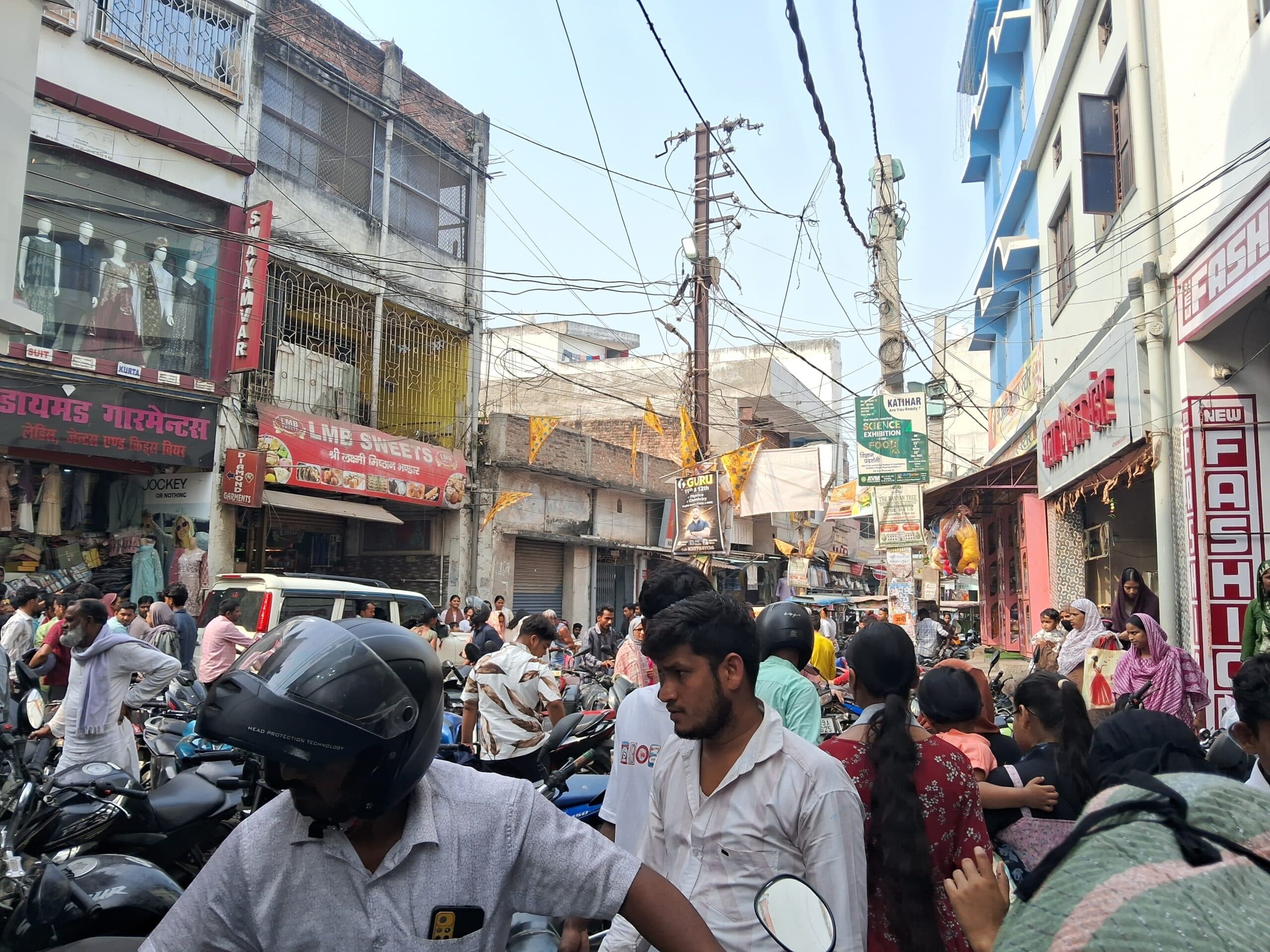 महंगाई के बावजूद ईद का का बाजार गर्म, कपड़े, इत्र और सेवइयों की बिक्री तेज