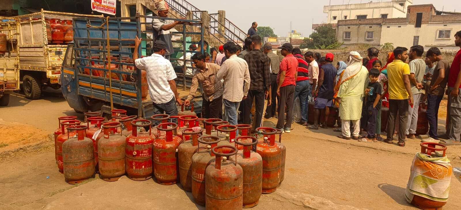 गैस सिलिंडर के लिए परेशान हो रहे उपभोक्ता