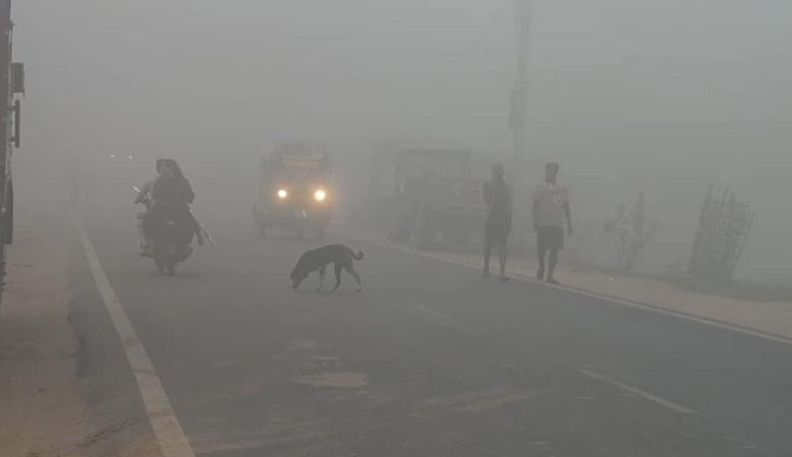 मार्च में दिसंबर जैसी ठंड, घने कोहरे से लोग परेशान