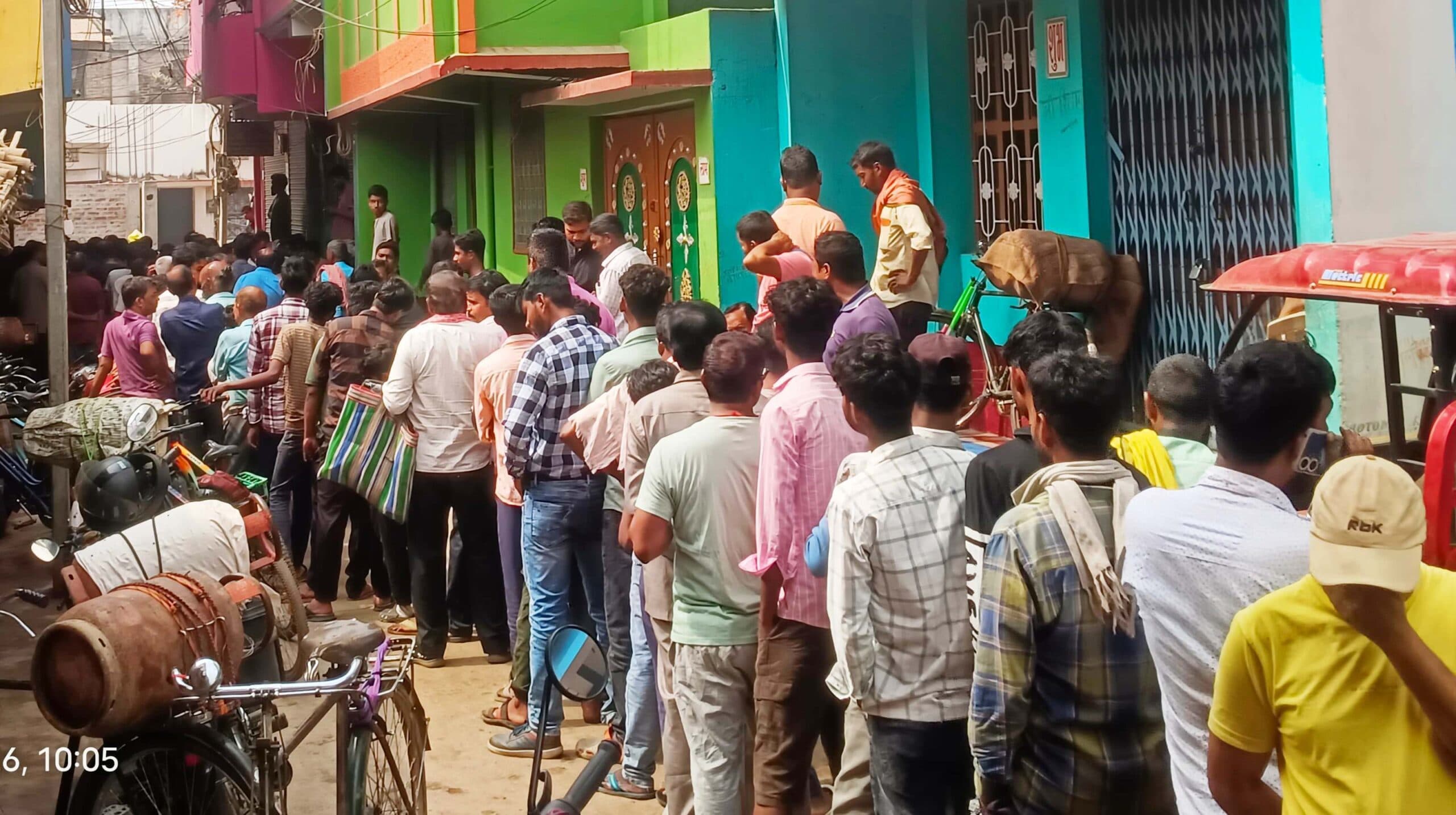 गैस संकट गहराया, गैस बुकिंग व गैस सिलेंडर लेने के लिए उपभोक्ताओं में मची आपाधापी