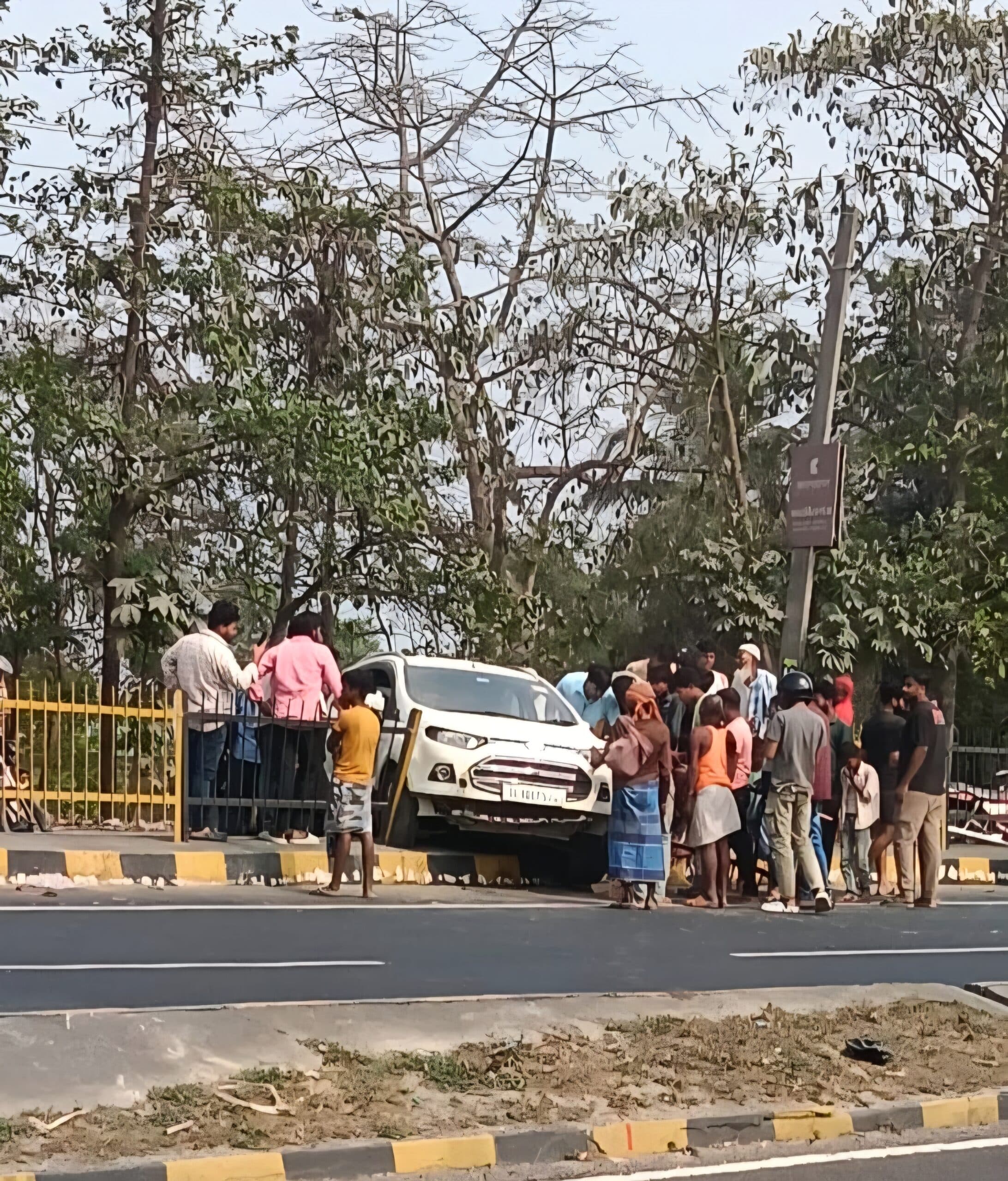 तेज रफ्तार कार हुई दुर्घटनाग्रस्त