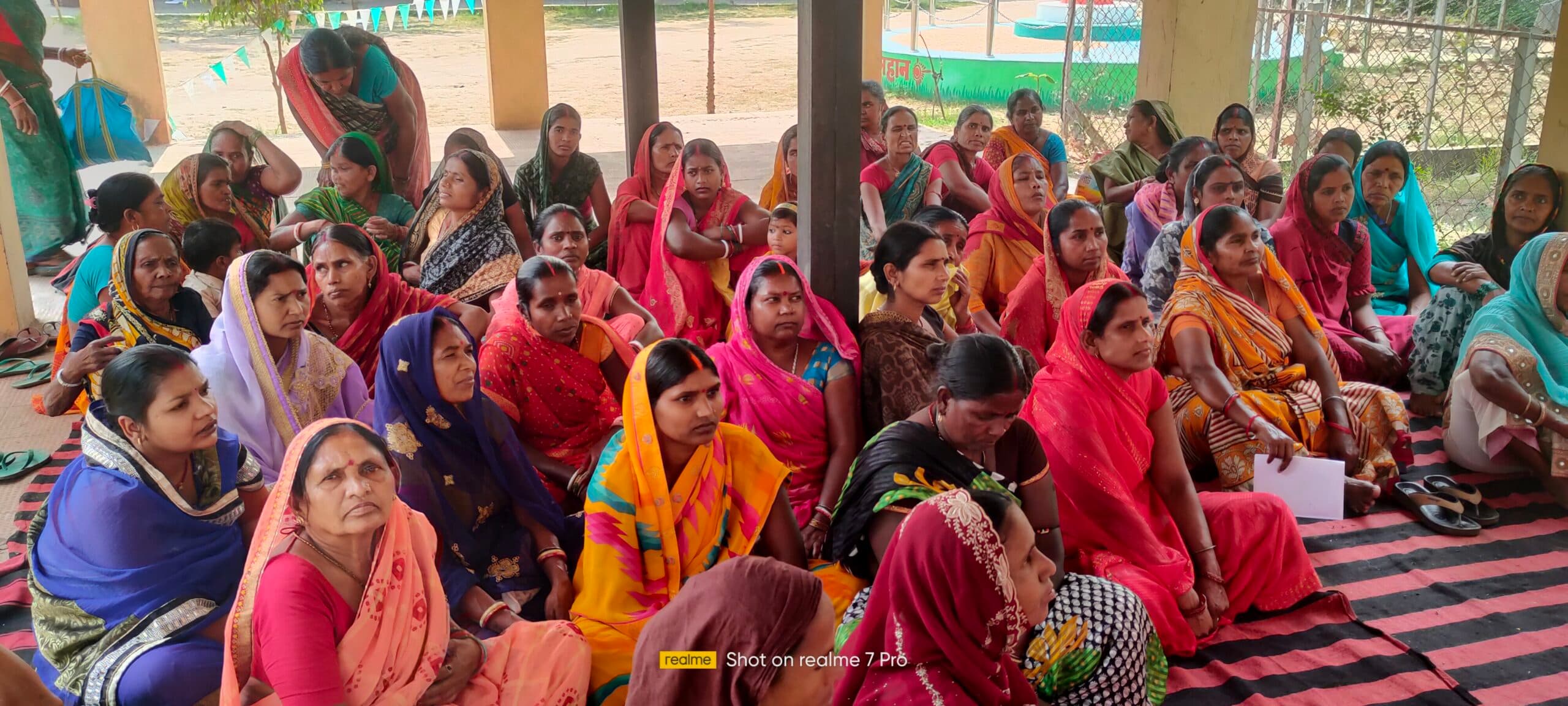 मानदेय बढ़ाने की मांग को लेकर रसोइयों की चर्चा