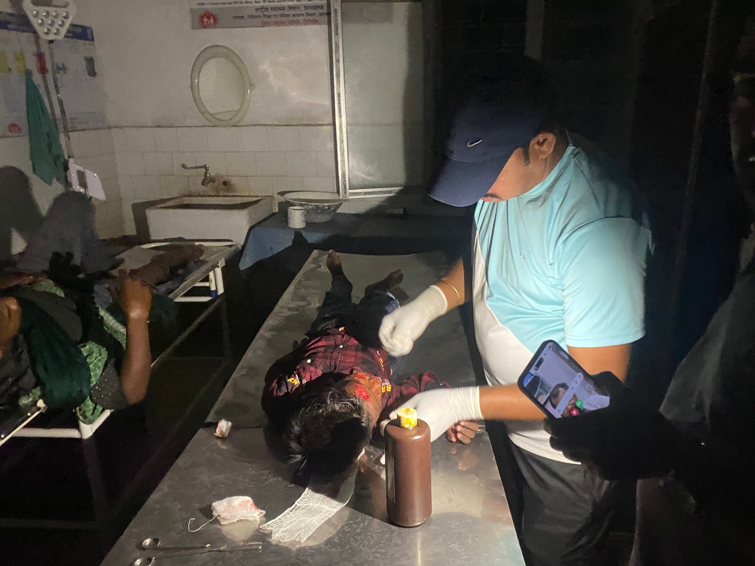 Giridih News :सदर अस्पताल की बिजली गुल, मोबाइल की फ्लैश लाइट में हुआ घायलों का इलाज