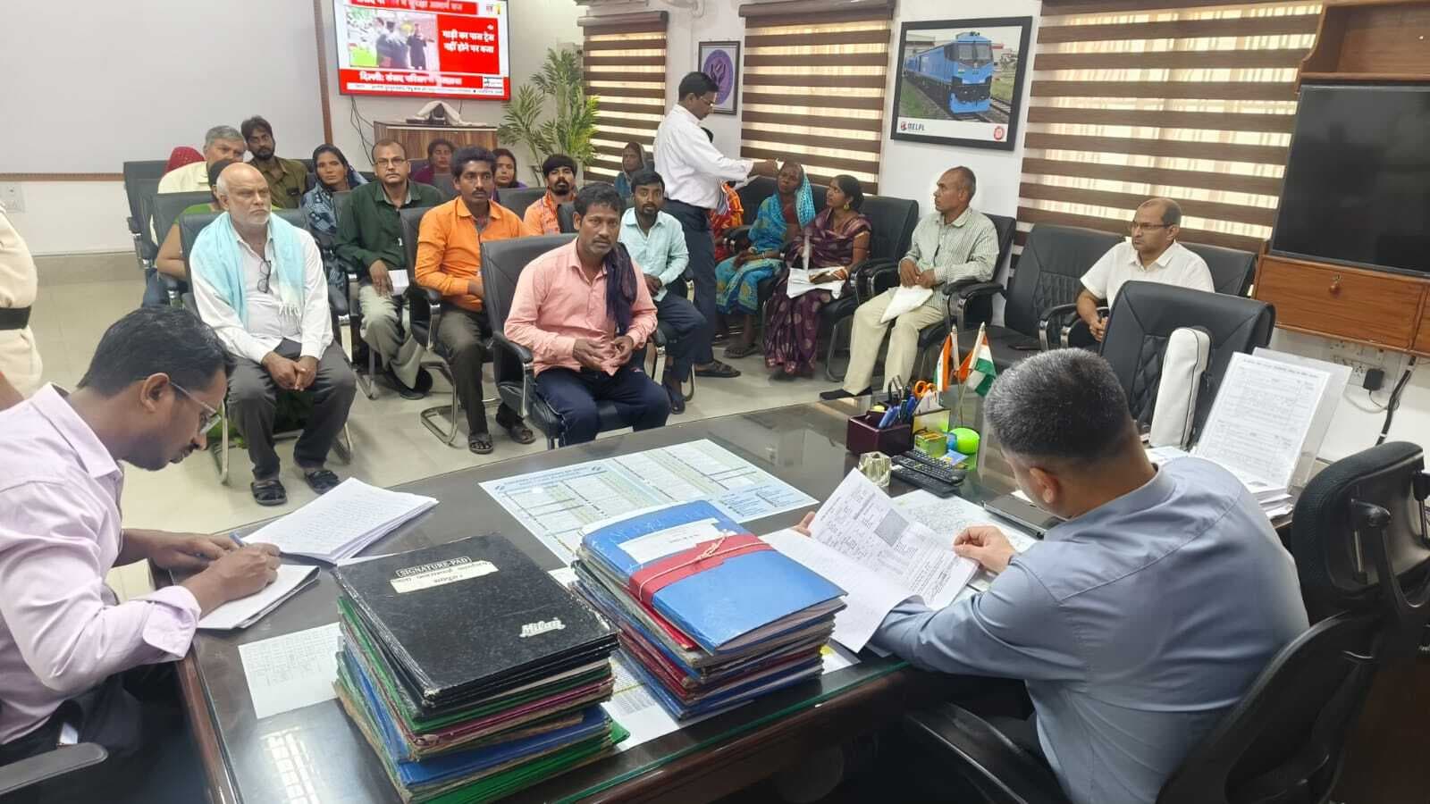 जनसुनवाई में डीएम ने सुनी आमजनों की समस्याएं