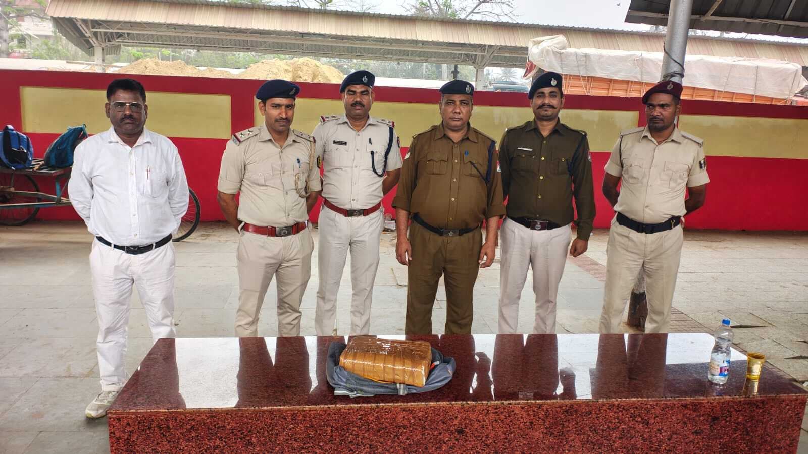 वैशाली एक्सप्रेस से 4 किलो 165 ग्राम गांजा बरामद