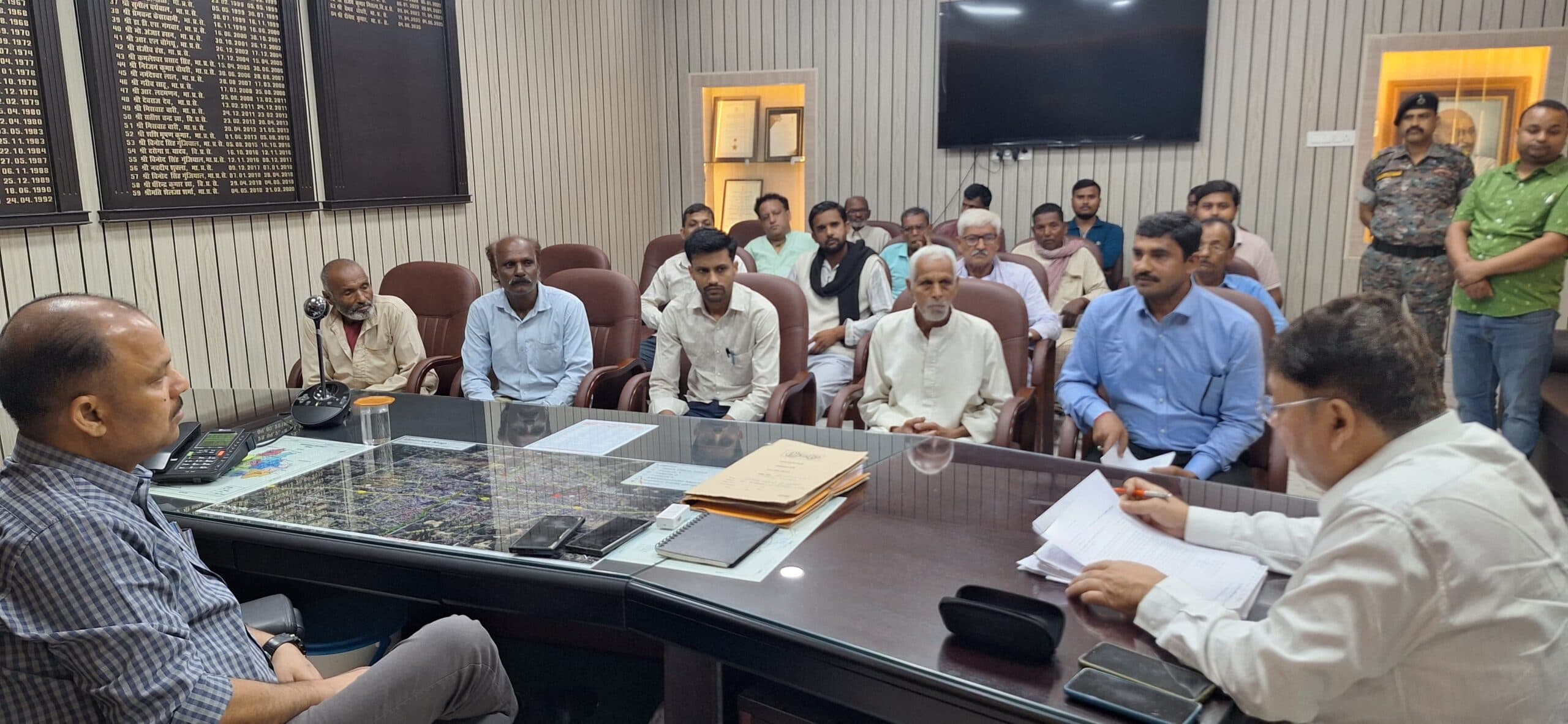 जनता से संवाद के दौरान डीएम ने की कुल 37 आवेदनों में की सुनवाई