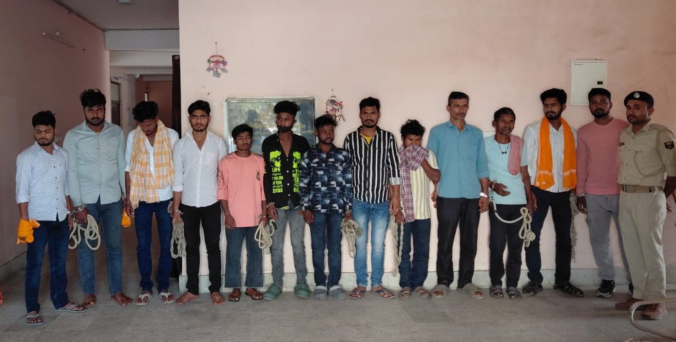 देसी शराब के साथ महिला तस्कर व 13 शराबी गिरफ्तार