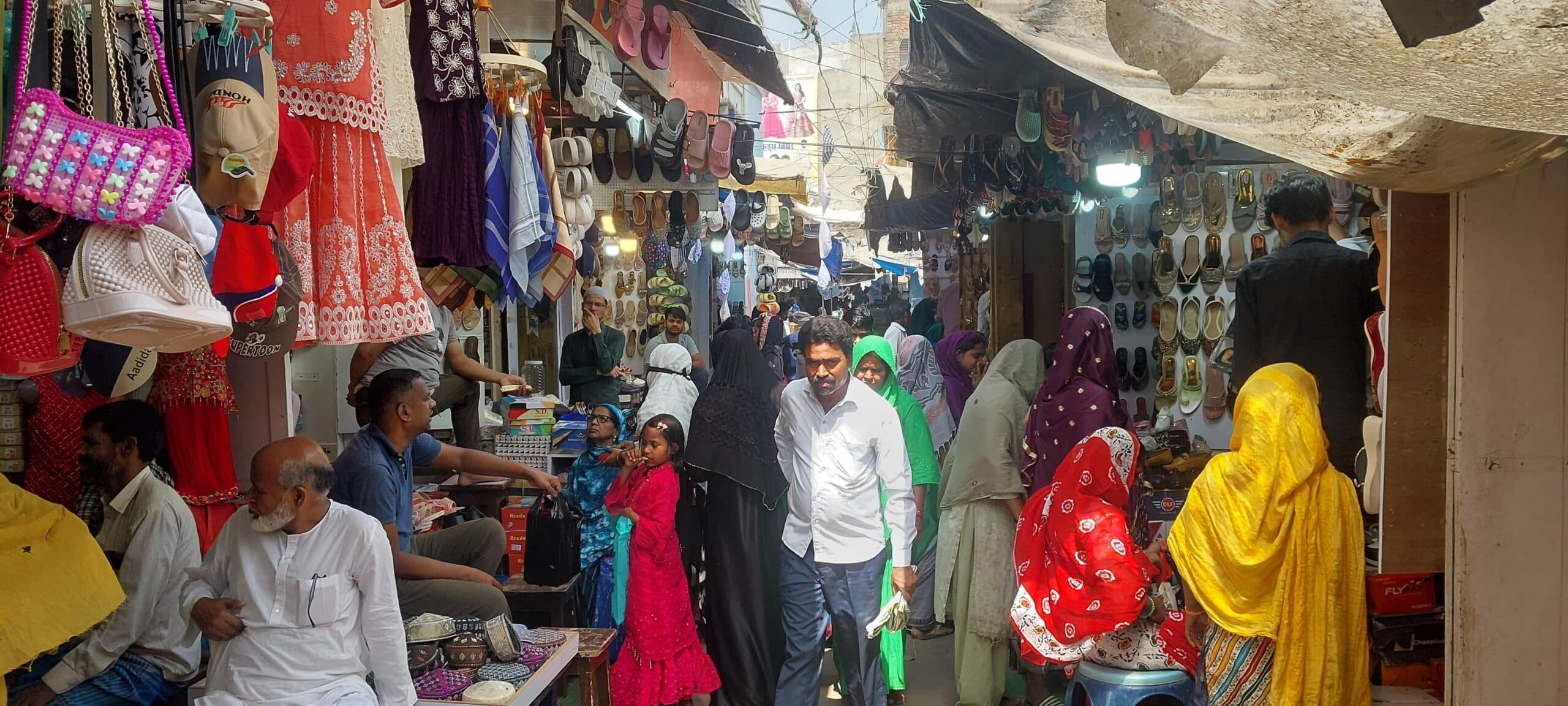 ईद को लेकर बाजार में बढ़ी रौनक, हर तबका खरीदारी करने में जूटे