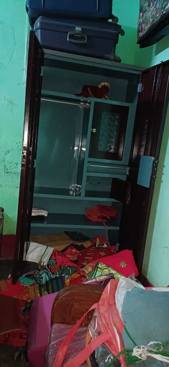 चोरों ने घर का ताला तोड़कर उड़ाये लाखों के जेवरात व नकदी