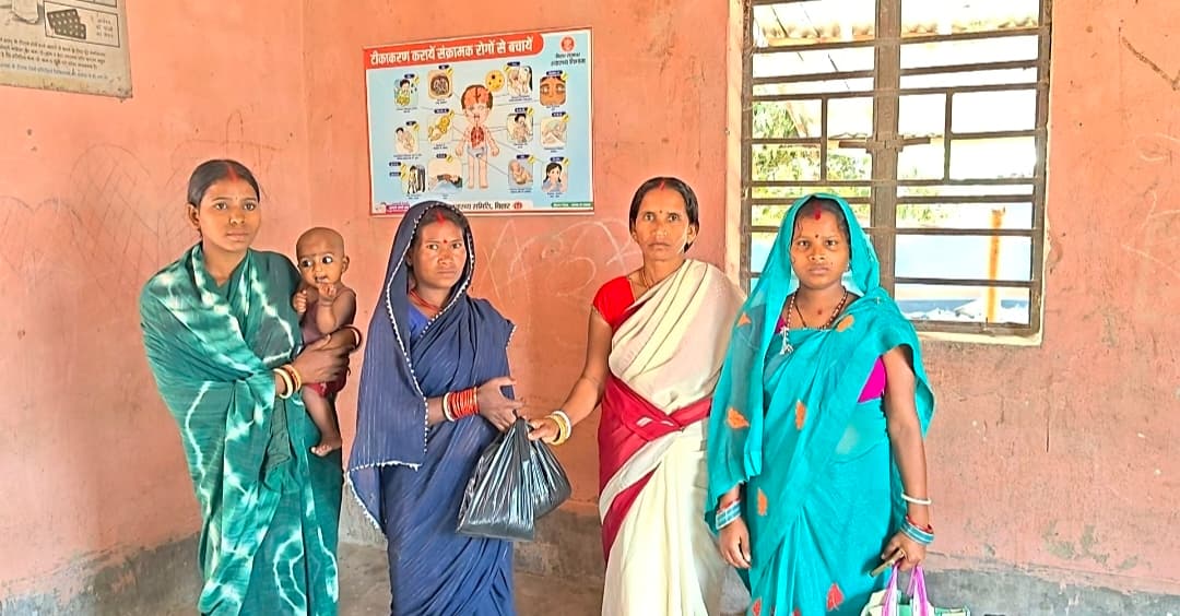 कजरी में आंगनबाड़ी केंद्र संख्या 085 में सूखा राशन बांटा