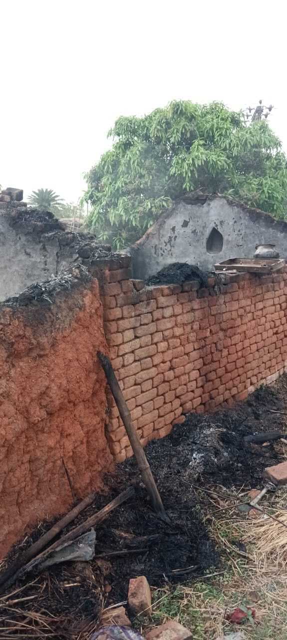 घर में लगी भीषण आग, पल भर में उजड़ गया गरीब परिवार का आशियाना