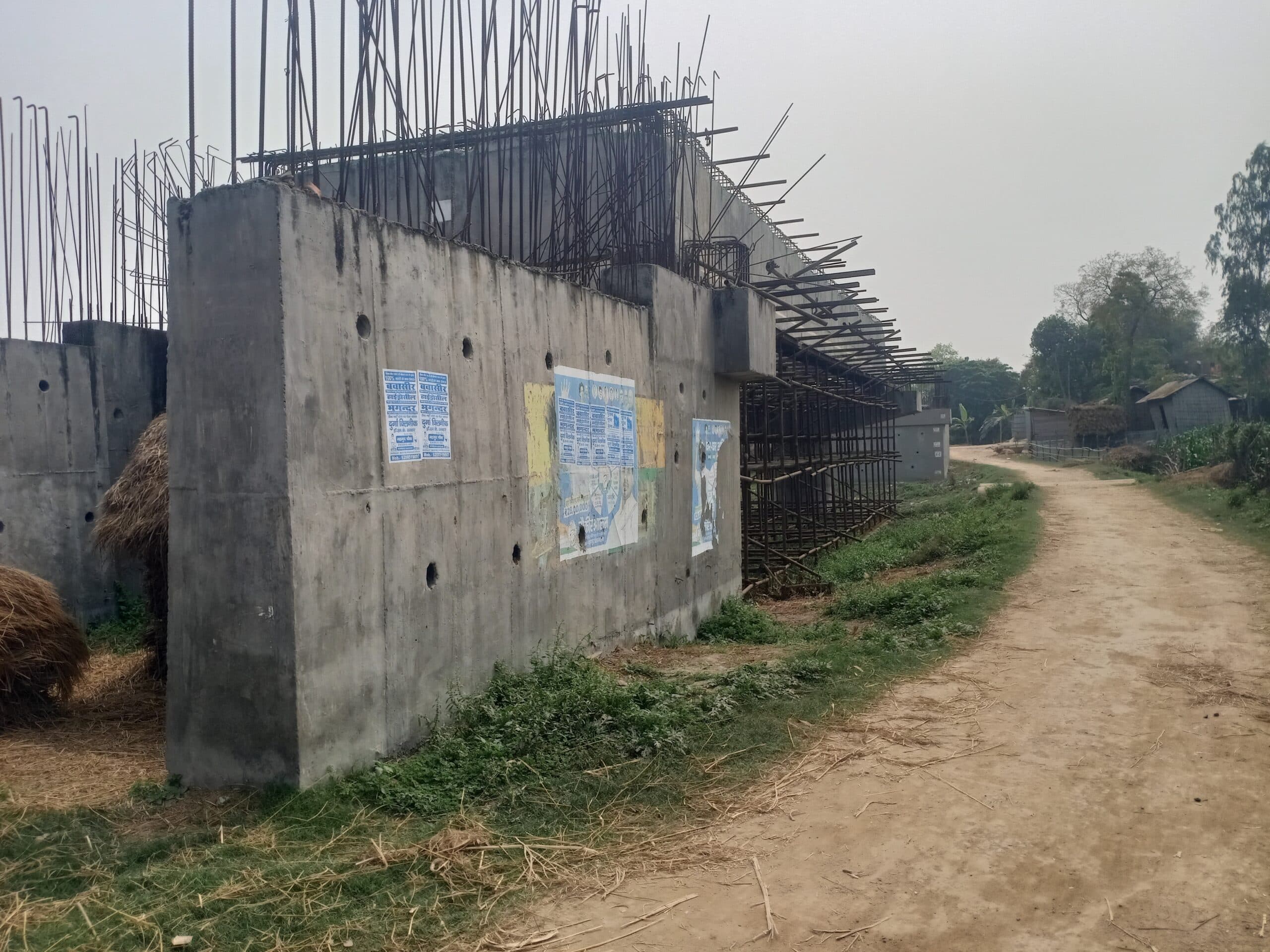 सीएम के आगमन के बाद भी पुल निर्माण अधूरा