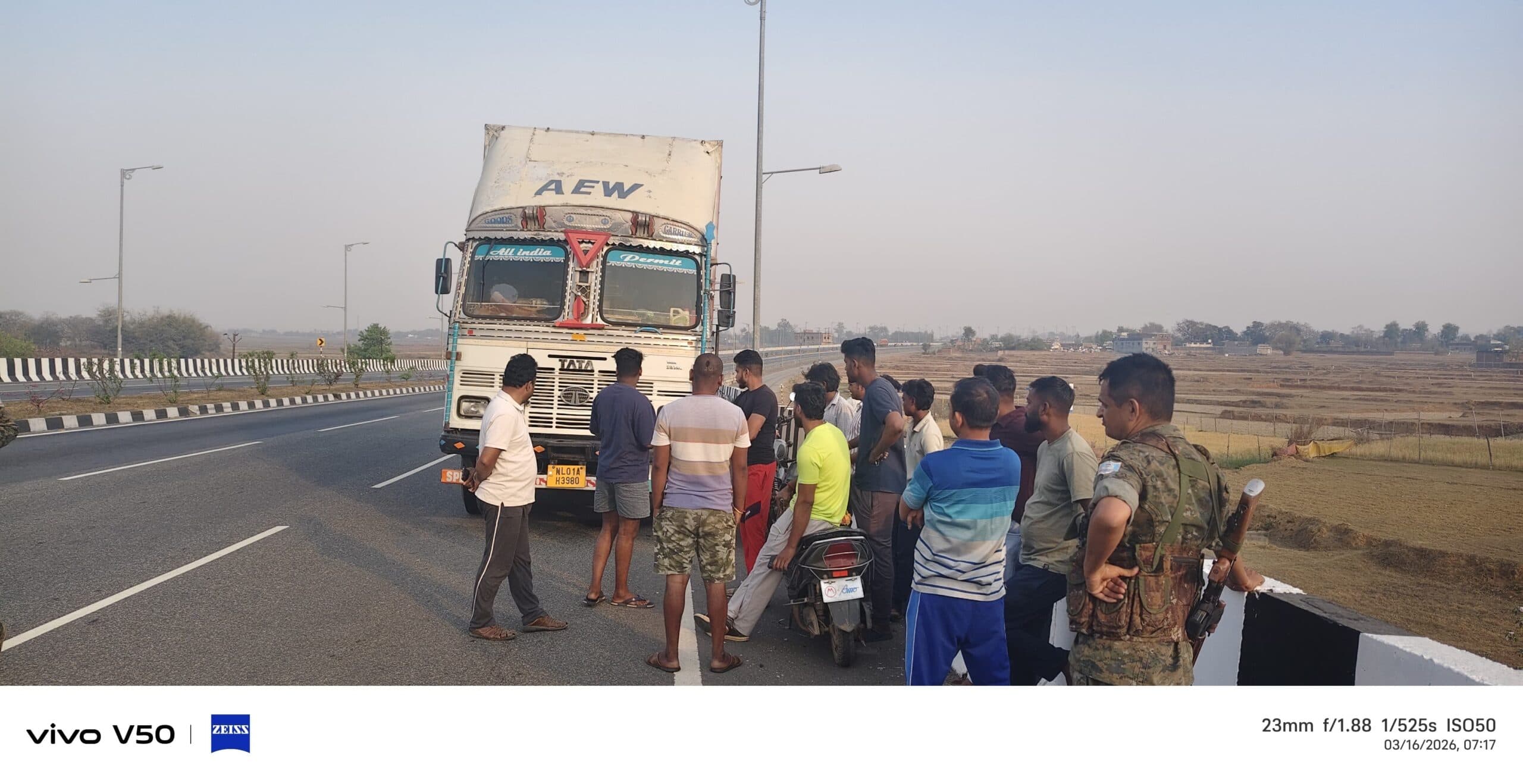 Giridih News :बगोदर में ग्रामीणों ने 40 मवेशियों से लदा कंटेनर पकड़कर पुलिस को सौंपा