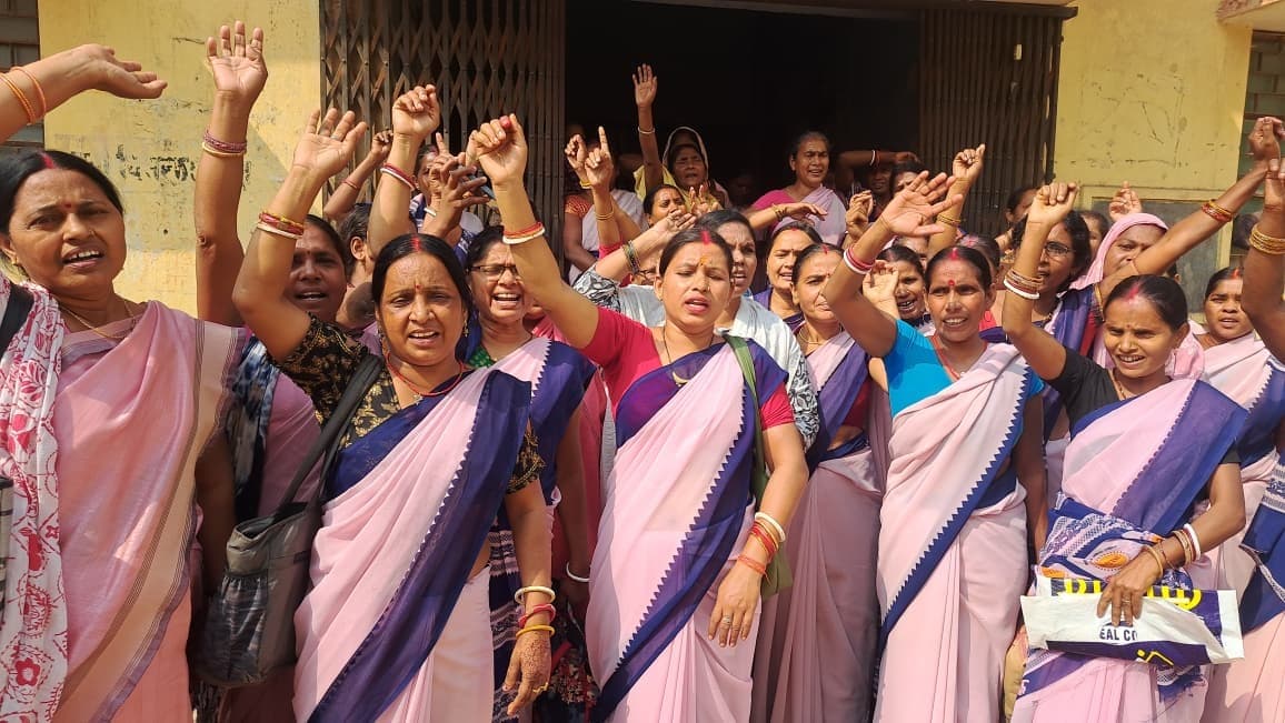 लंबित मागों को लेकर आशा ने सीएचसी में जड़ा ताला, कर्मियों को बनाया बंधक