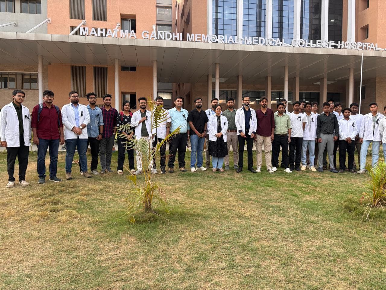 Jamshedpur News : स्कॉलरशिप में वृद्धि की मांग को लेकर डॉक्टरों ने काला बिल्ला लगाकर किया काम