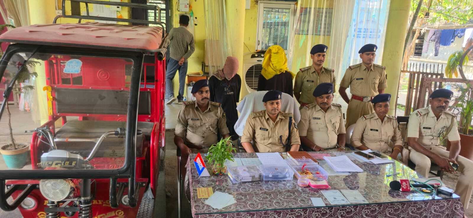 नाबालिग चोर से तीन लाख रुपये की लूटे, चोर के साथ दो लुटेरे गिरफ्तार