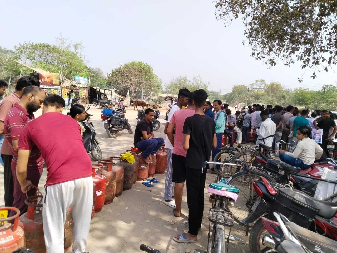 रसोई गैस के लिए रोड जाम, एजेंसी पर हंगामा