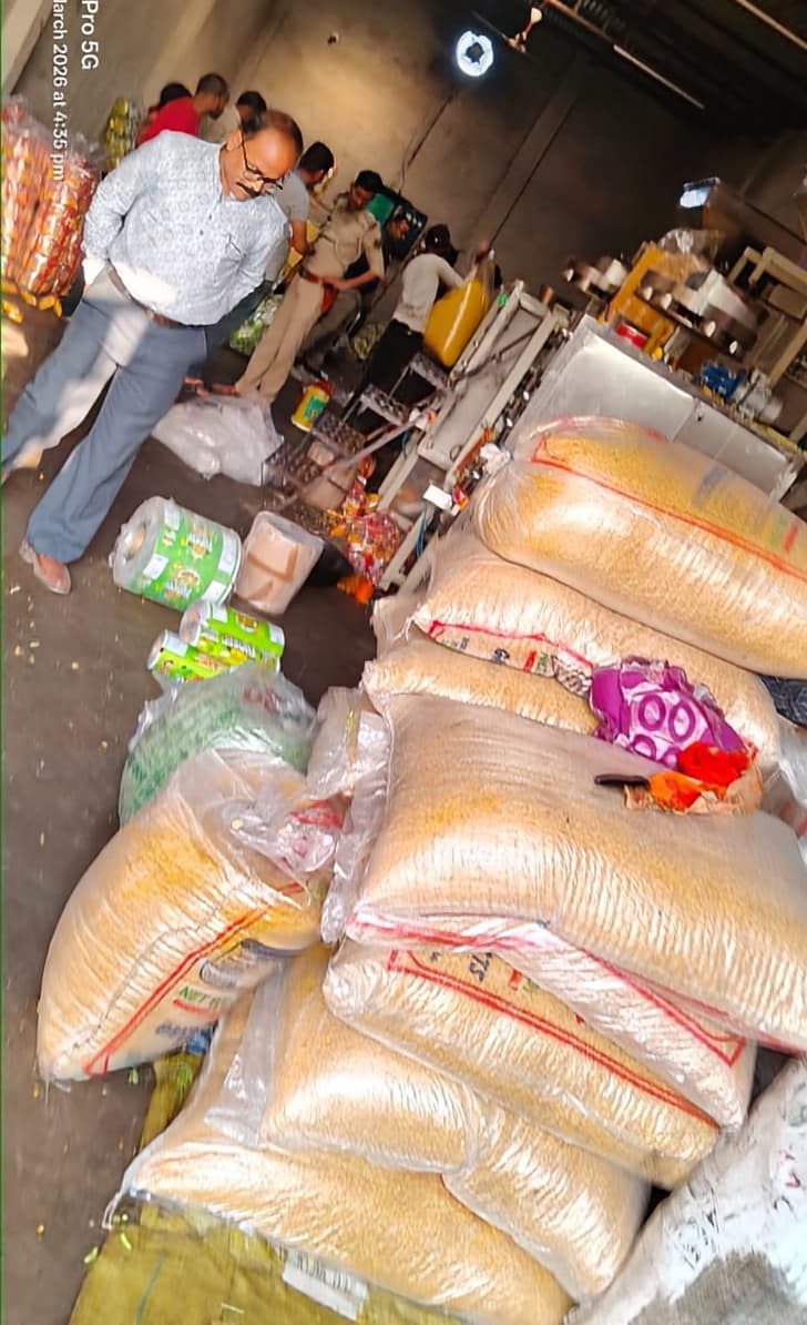 अम्बे प्रोडक्ट के नाम से नकली स्नैक्स बनाने वाले फैक्ट्री का भंडाफोड़