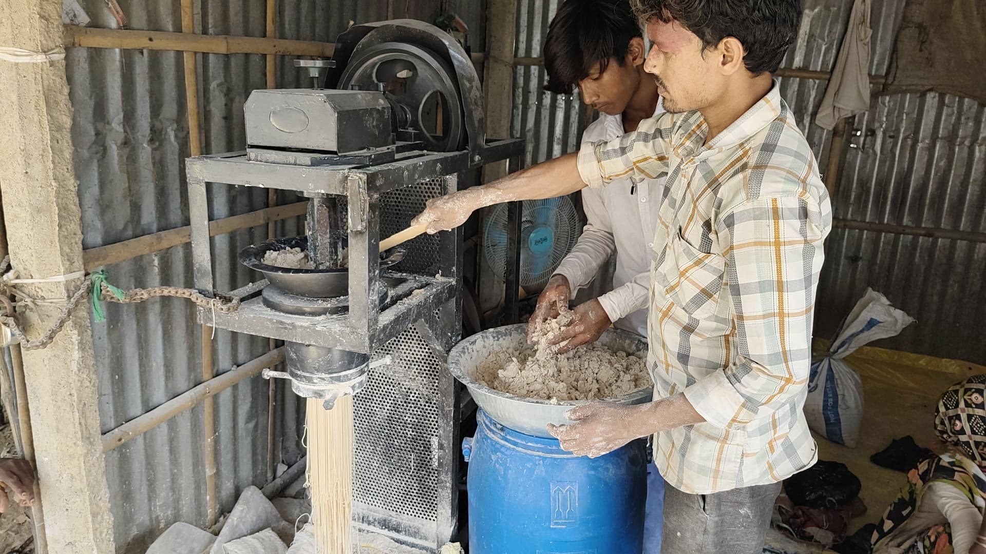 रमजान में सेवई की बढ़ी मांग, गांवों में मशीन से तेज हुआ उत्पादन