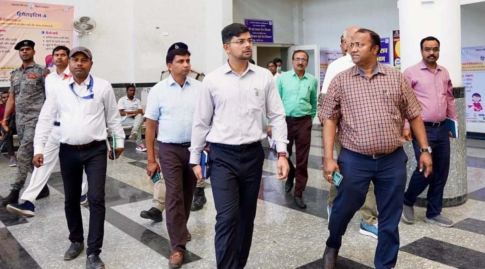 मरीजों को आवश्यक चिकित्सा सुविधा सुलभ व ससमय करायें उपलब्ध : डीएम