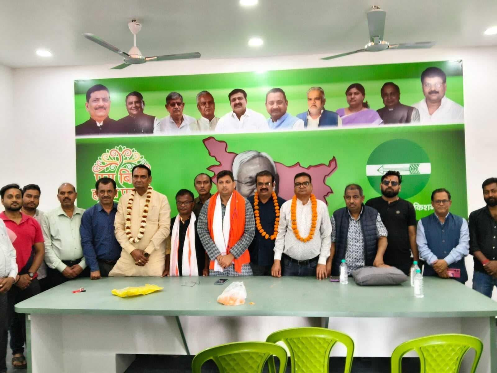 राज्यसभा की पांचों सीटों पर एनडीए की जीत पर कार्यकर्ताओं ने दी बधाई