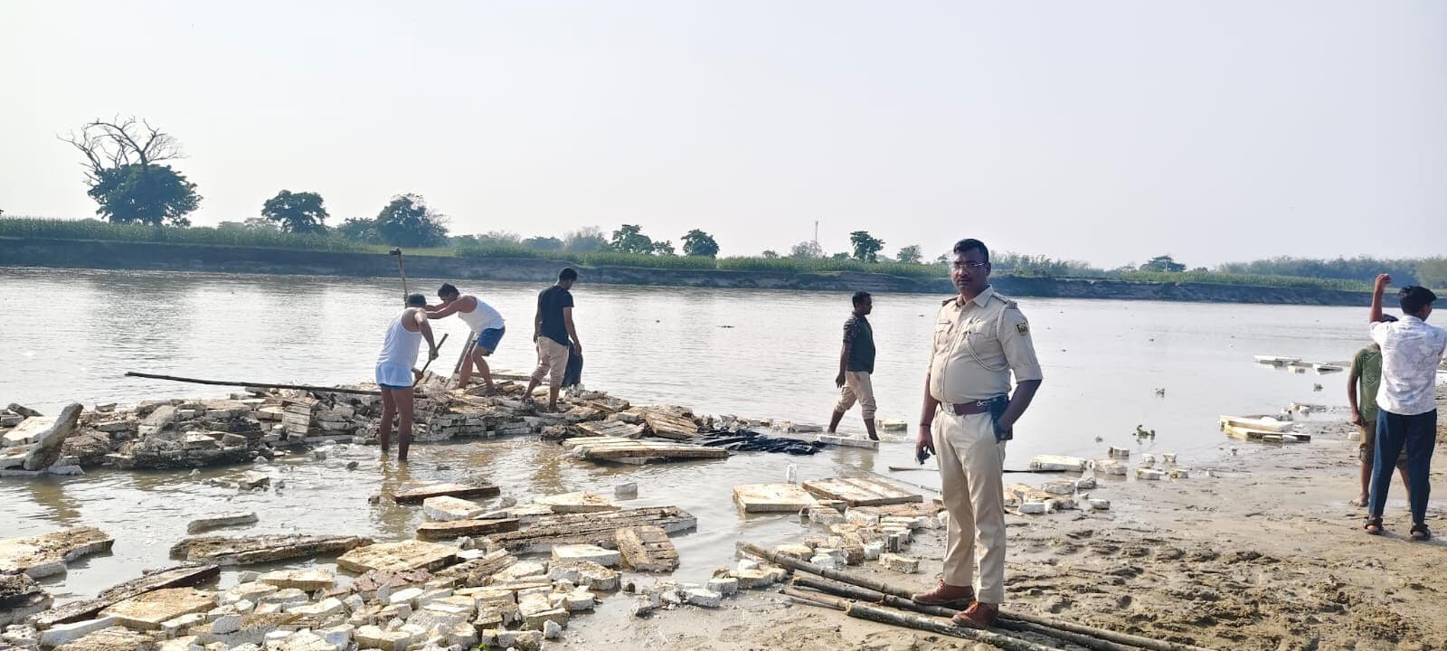 अवैध बालू खनन के खिलाफ कार्रवाई, चार नाव जब्त कर नदी में किया नष्ट