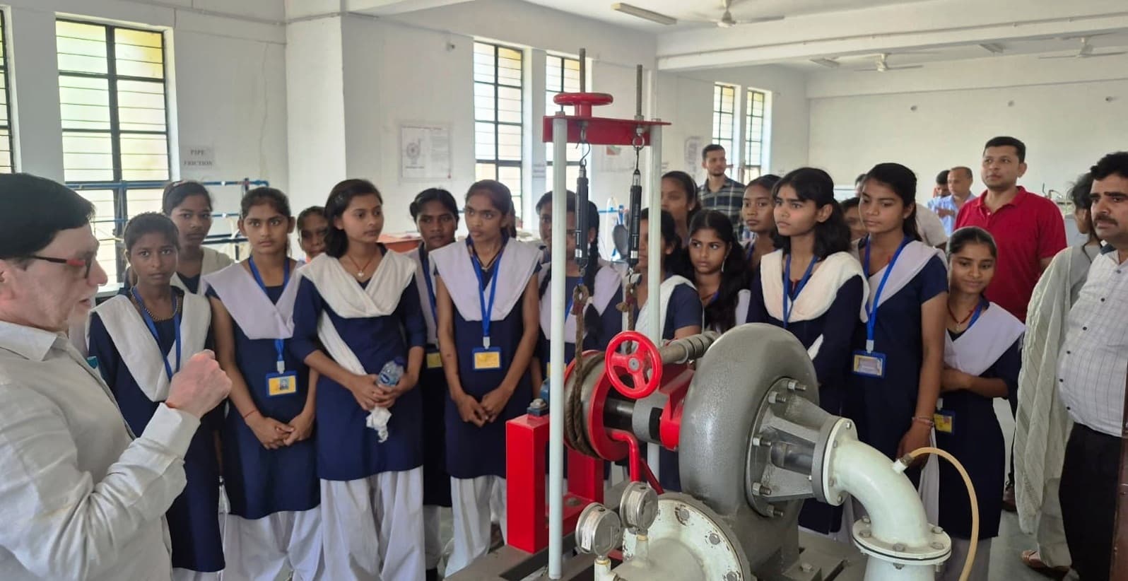 छात्राओं ने पॉलिटेक्निक कॉलेज का भ्रमण कर करियर से जुड़े अवसरों से हुई अवगत