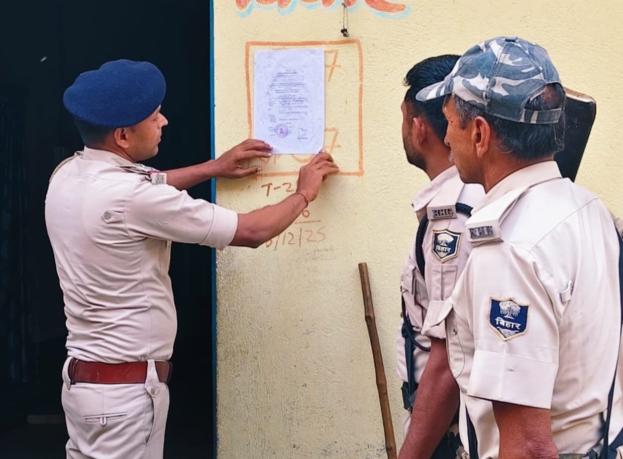 हत्या मामले में फरार आरोपित के घर पर चिपकाया इश्तेहार