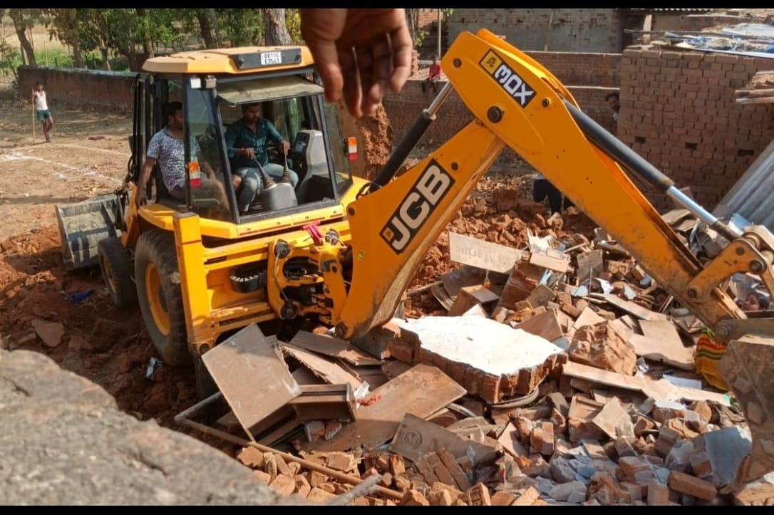 दबंगों ने घर व दुकान पर जबरन चलाया बुलडोजर, दो गिरफ्तार