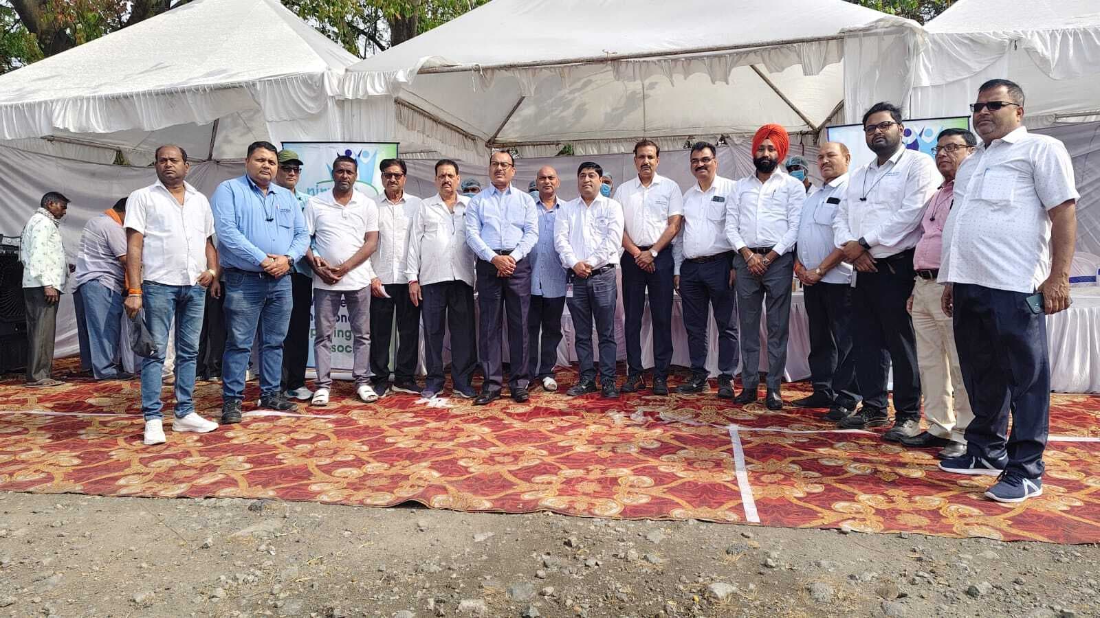 000 टाटा मोटर्स : शिविर के पहले दिन 197 कन्वाइ चालकों का हुआ 15 लाख का बीमा