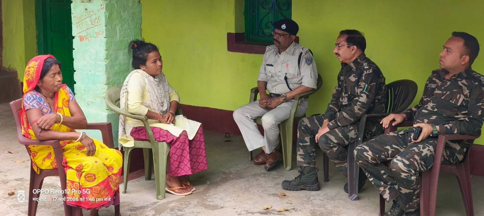 Giridih News : हार्डकोर नक्सली के परिजनों से मिले पुलिस के अधिकारी
