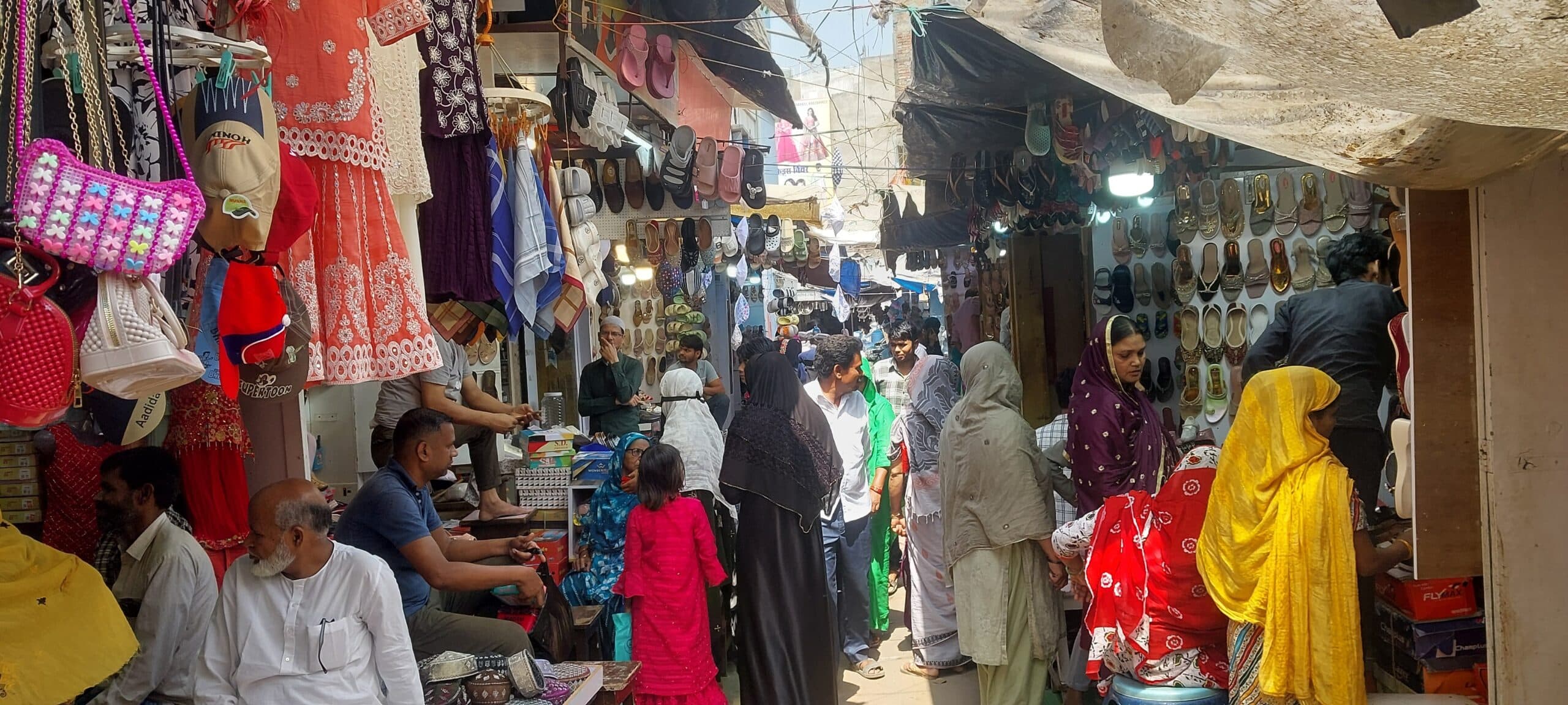 ईद को लेकर सजा बाजार, कपड़ो की खरीददारी के साथ खान पान के समानों में लोगों की उमड़ी भीड़