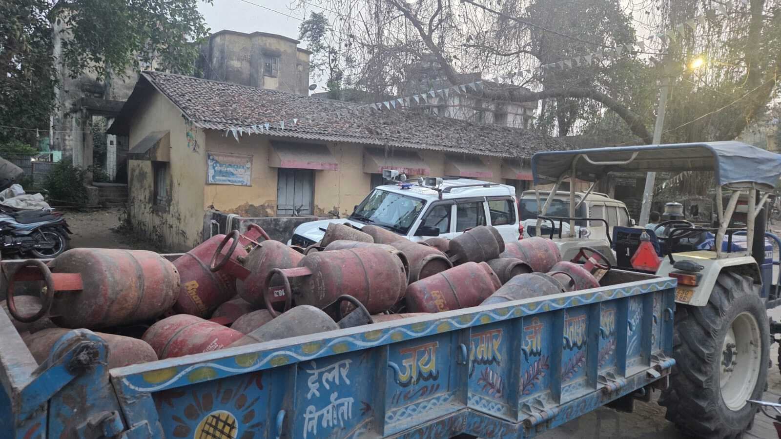 एसडीएम ने की छापेमारी , सिलिंडर बरामद