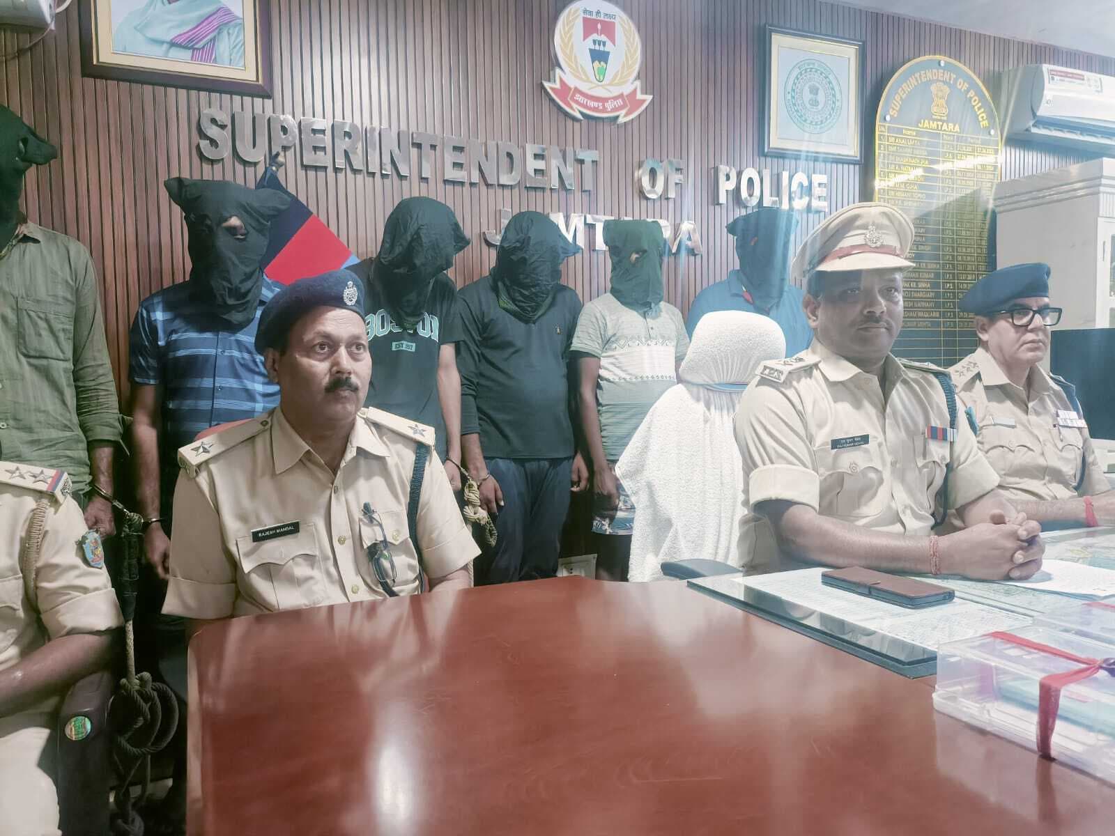 करमाटांड़ थाना क्षेत्र से छह साइबर ठग गिरफ्तार