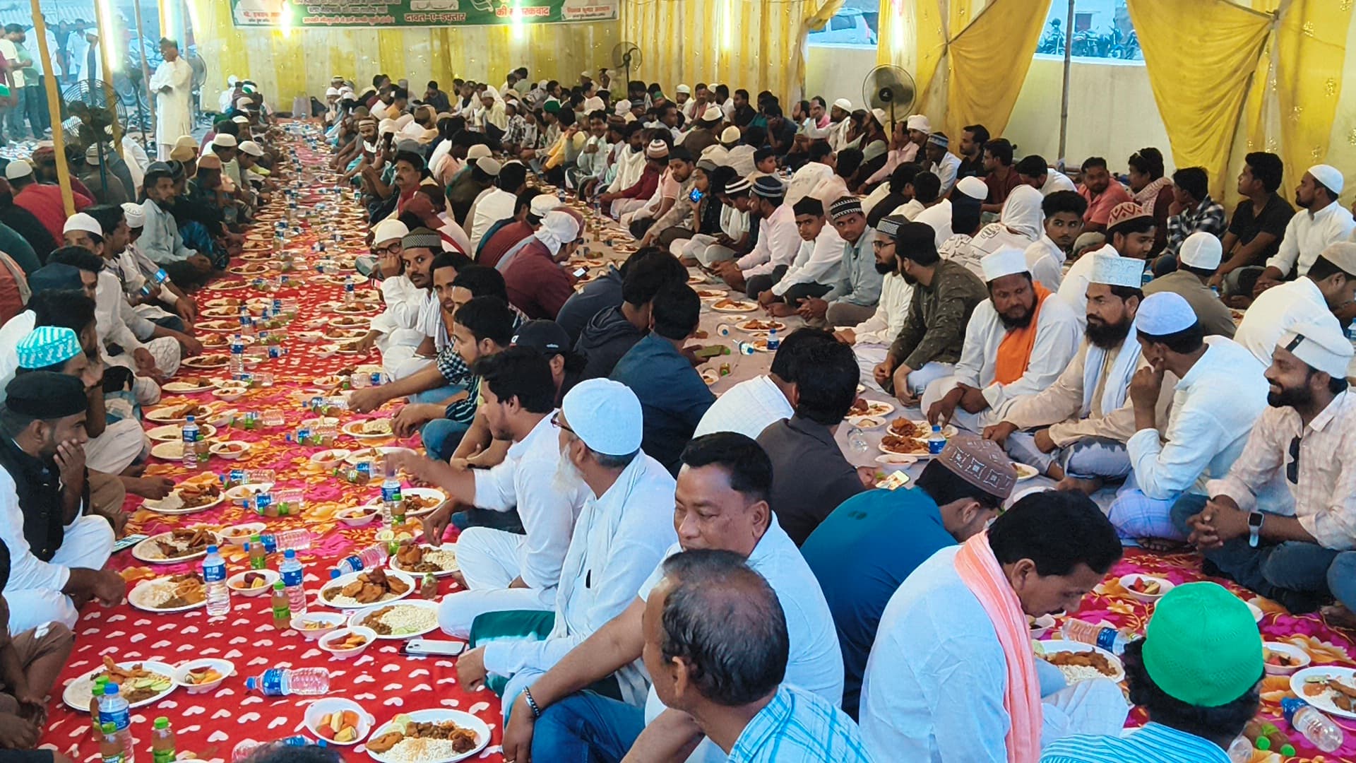 दावते इफ्तार में दिखी गंगा-जमुनी तहजीब, बड़ी संख्या में जुटे लोग