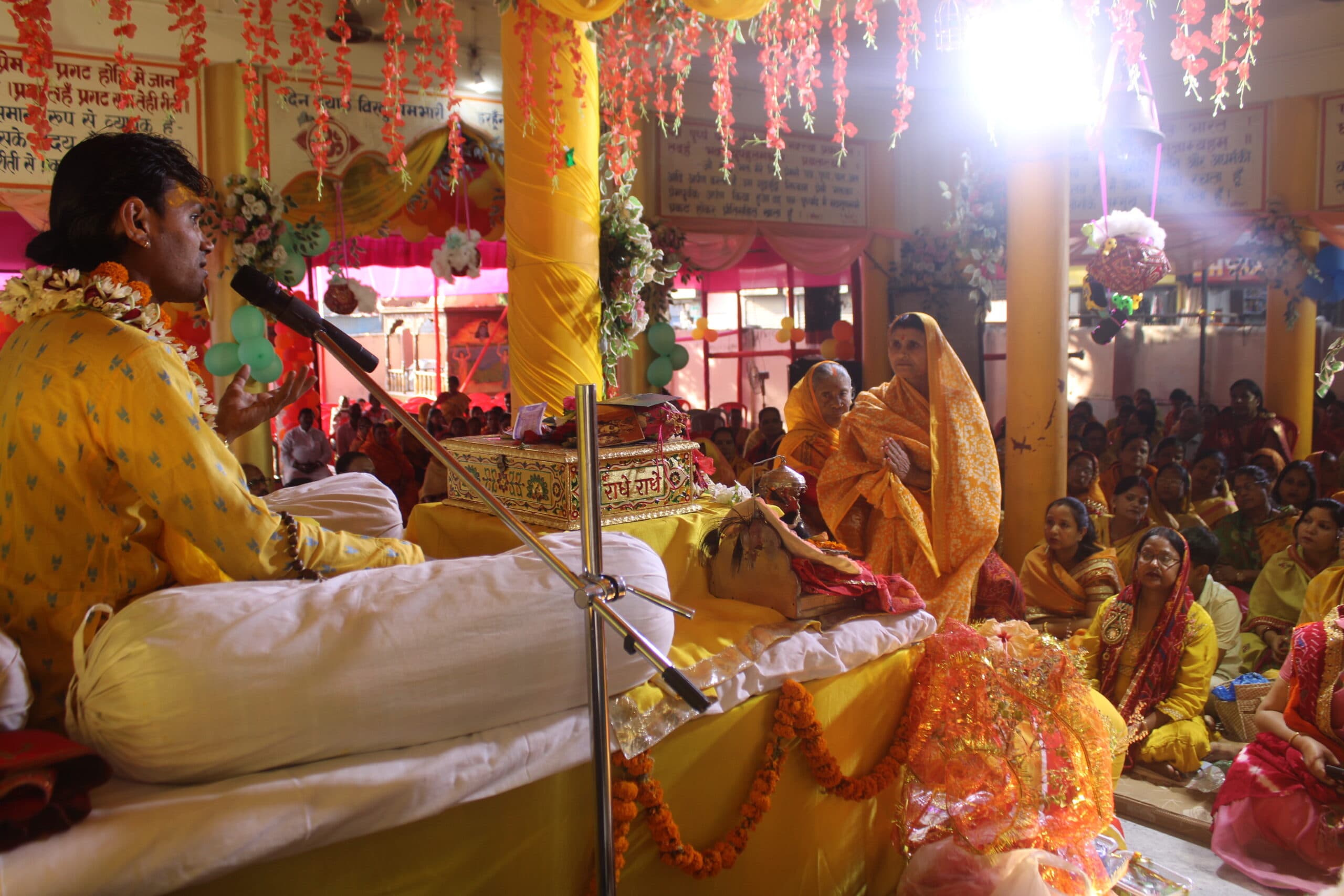 राम के आदर्श और कृष्ण जन्म की उमंग में डूबा ठाकुरगंज, भगवत कथा के चौथे दिन उमड़ा आस्था का सैलाब