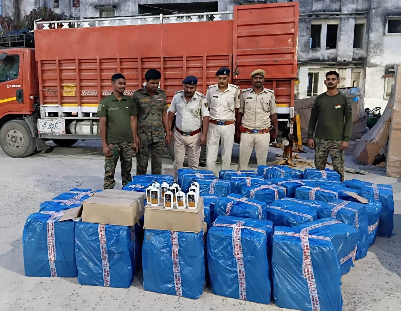 फर्नीचर में छिपा कर लायी जा रही 5760 बोतल शराब जब्त