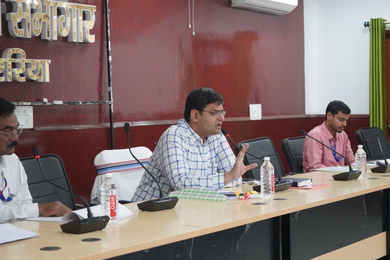 ऋण देने में बैंक अपनाएं उदार रवैया : डीएम