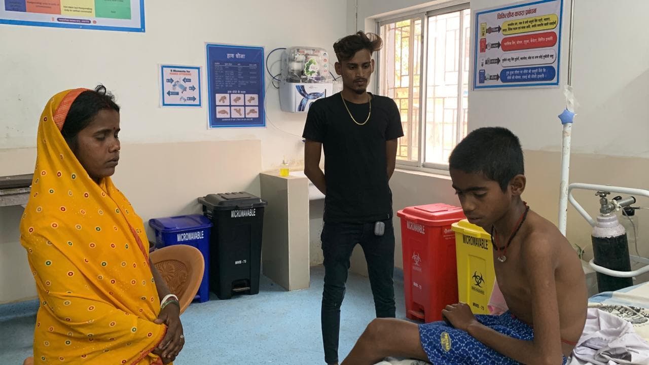 मुर्गा पार्टी का विरोध करने पर प्रधानाध्यापक ने की छात्र की लात-घूसे से पिटाई, रेफर