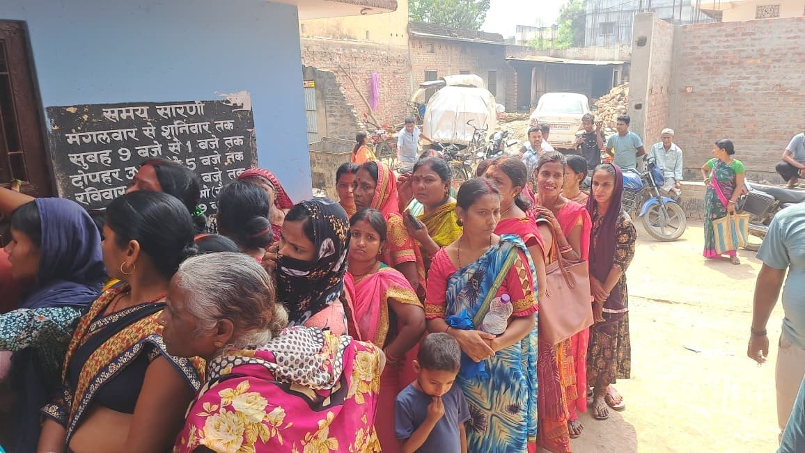 गैस सिलिंडर वाहन के पहुंचते ही उपभोक्ताओं की उमड़ी भीड़, न चिट्ठा कटा, न मिली गैस