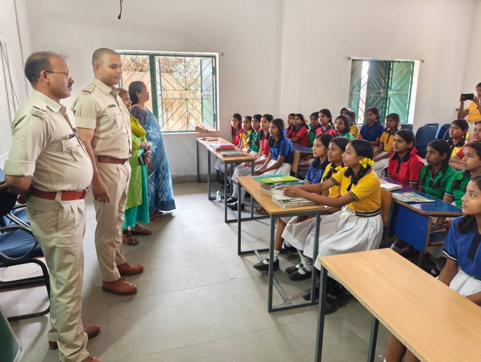 कस्तूरबा गांधी विद्यालय में छात्राओं को किया जागरूक