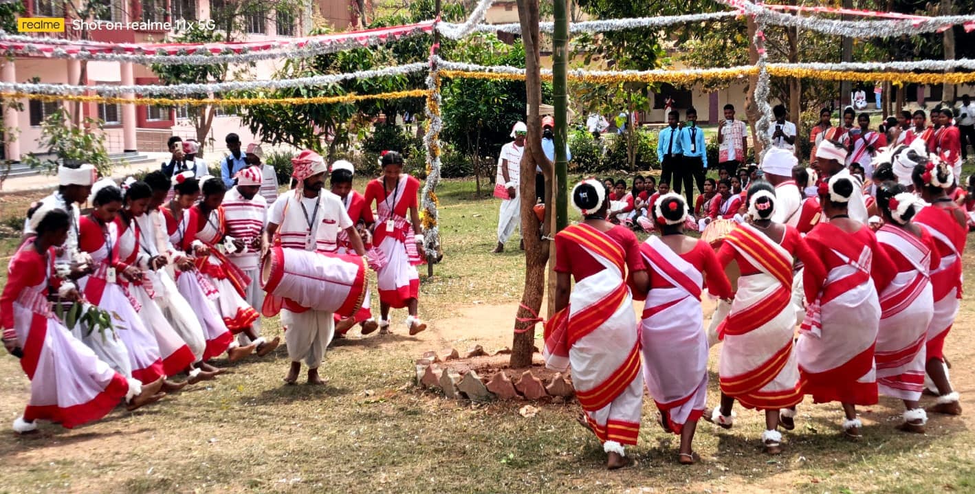 सरहुल पूर्व संध्या समारोह में जमकर थिरके विद्यार्थी