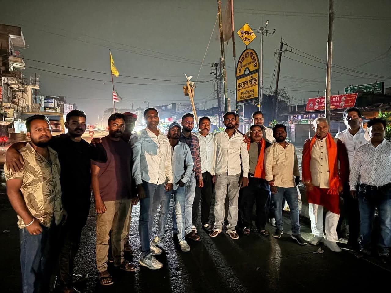 महावीर झंडा स्थापित, गूंजे “जय श्री राम” के जयकारे