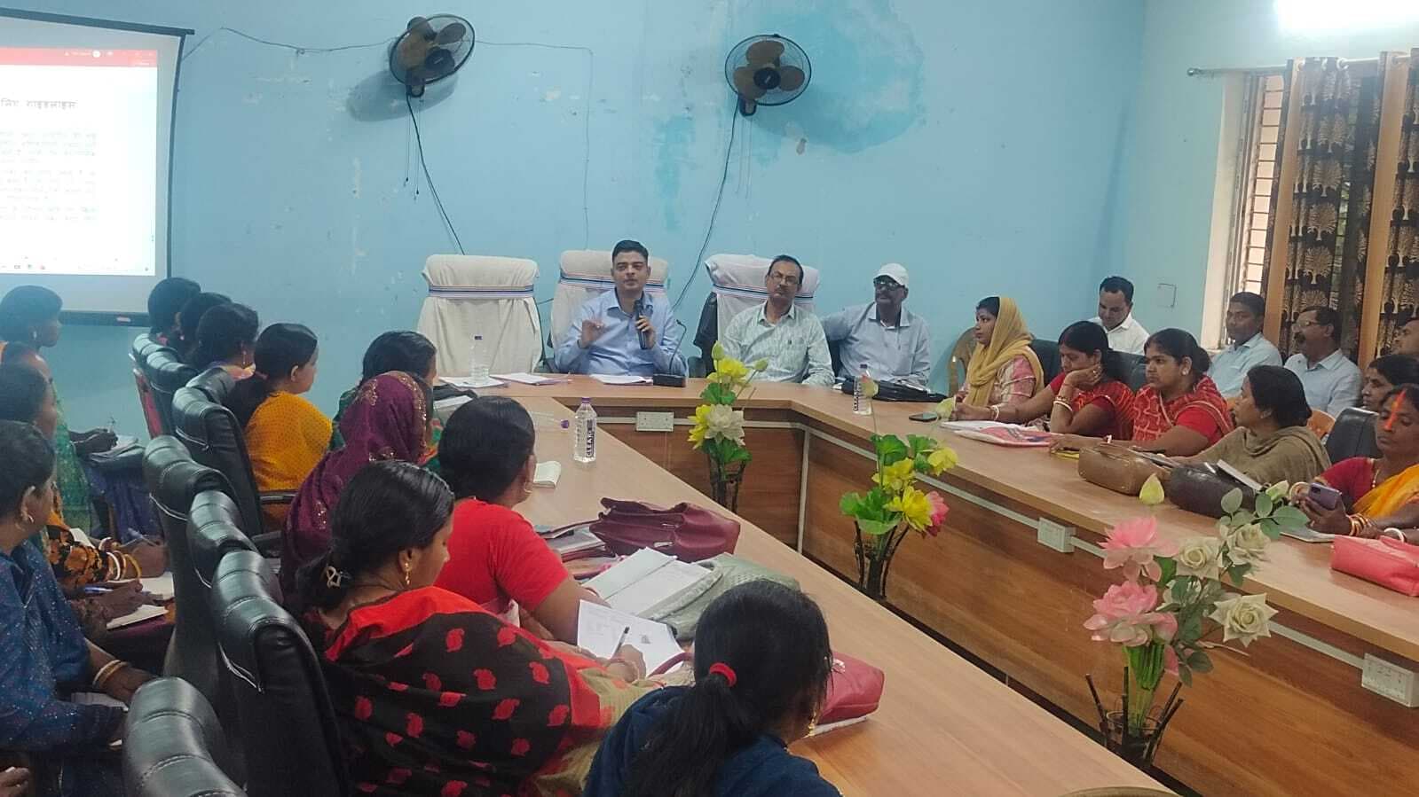 एक सप्ताह के अंदर हर घर पर स्टिकर लगायें : बीडीओ