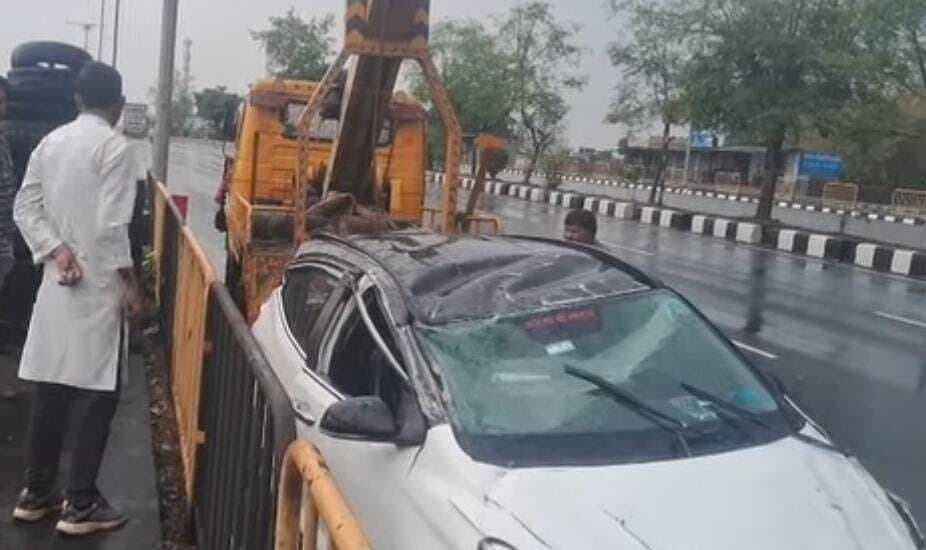 Giridih News :ट्रक ने कार में मारा धक्का, एक की मौत, तीन घायल