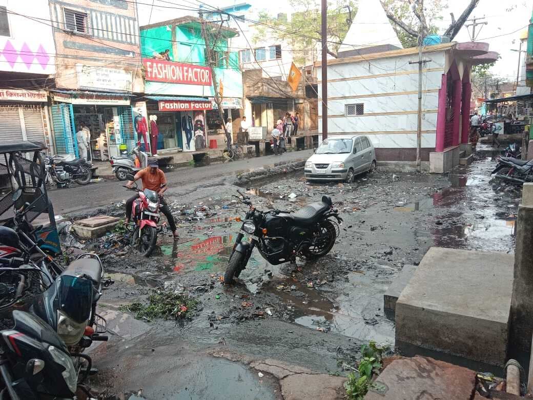 Dhanbad News: बिन मौसम बारिश ने झरिया शहर की बिगाड़ी सूरत