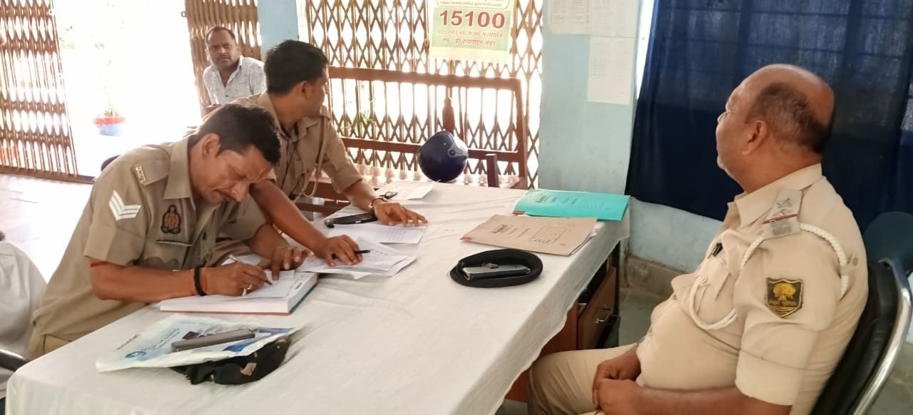 फरार आरोपितों के घर यूपी पुलिस ने चिपकाया इश्तेहार