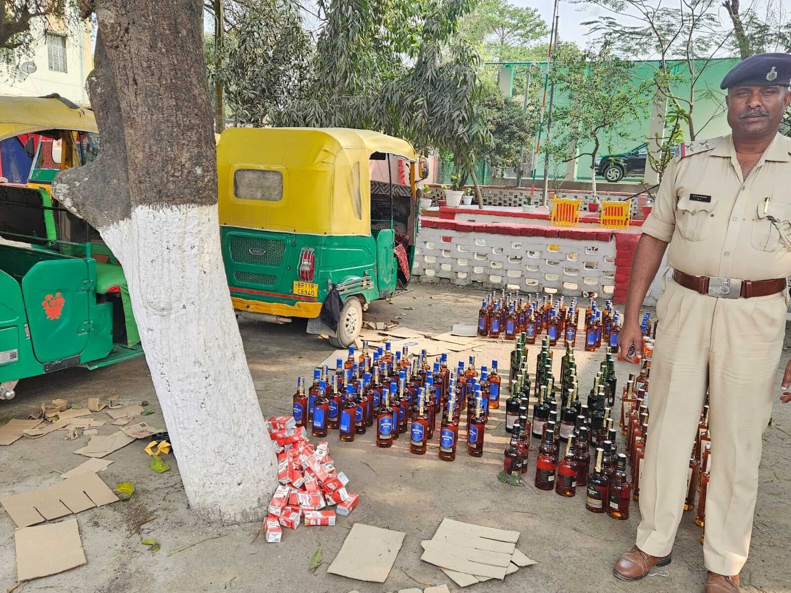 दो अलग-अलग टेंपो से 180 लीटर विदेशी शराब जब्त